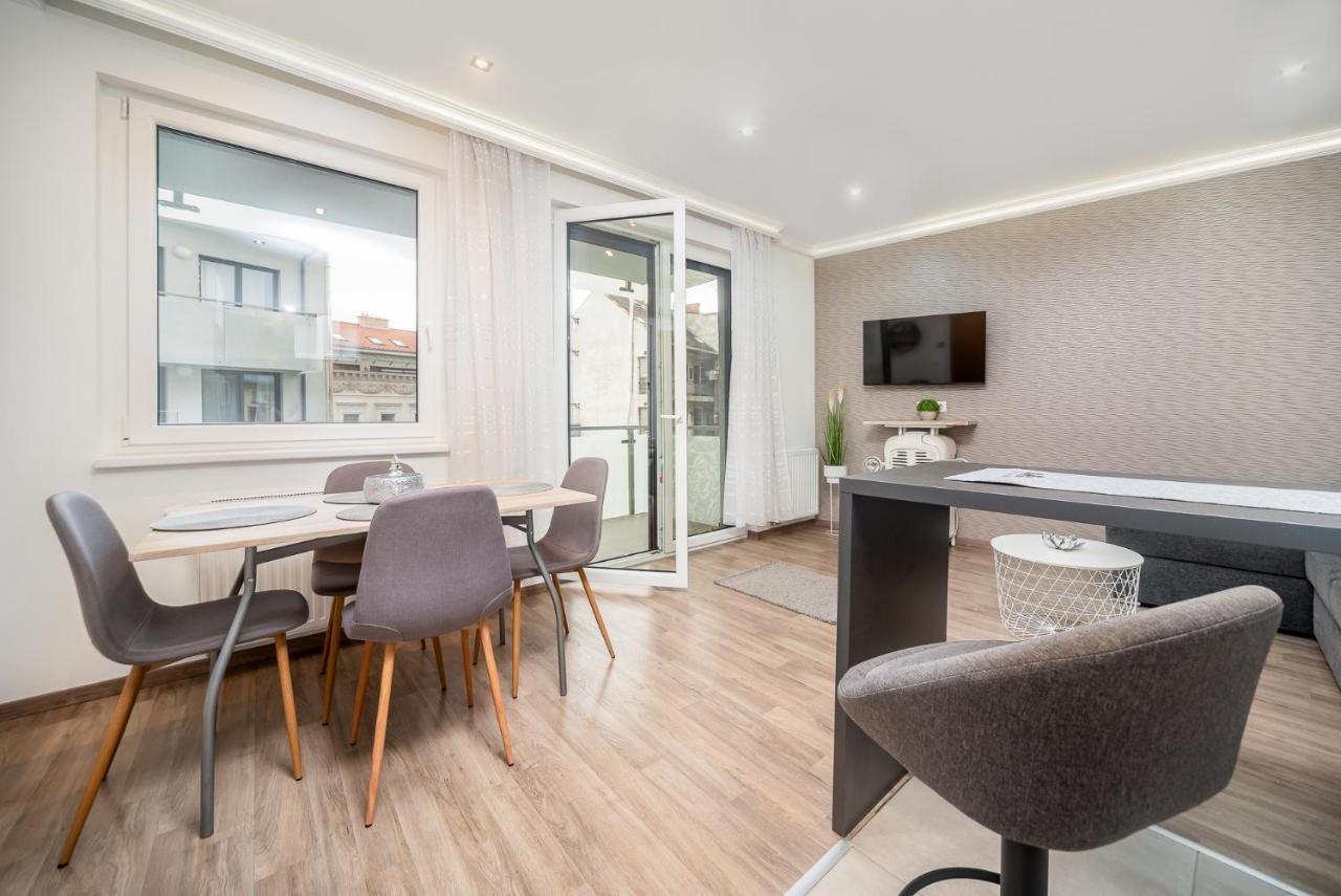 Grace Pine Apartment 3 บูดาเปสต์ ภายนอก รูปภาพ