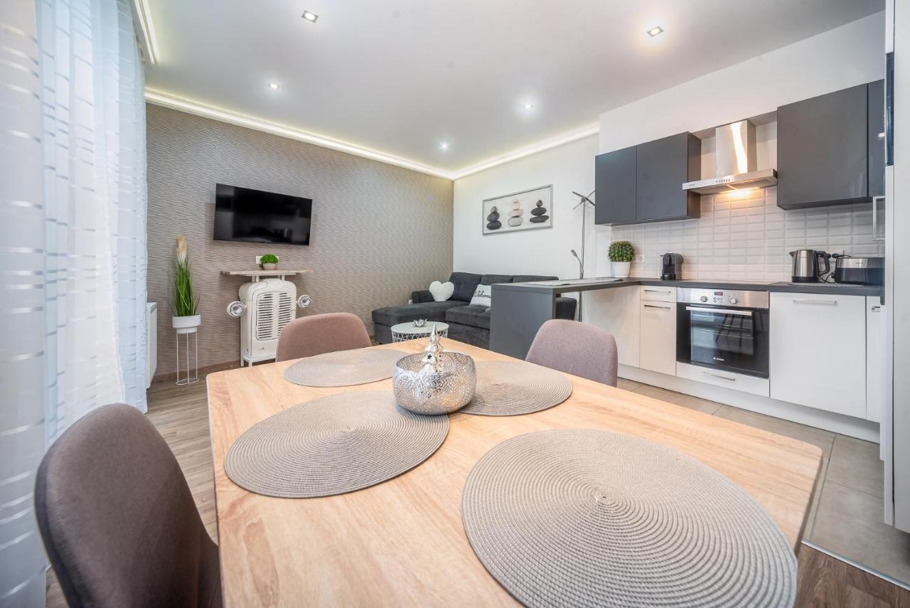 Grace Pine Apartment 3 บูดาเปสต์ ภายนอก รูปภาพ
